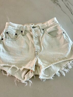 💙 Levi’s 501 Button Fly Cutoff Shorts –Cream with subtle Blue Dye Size 25